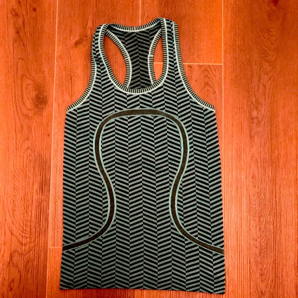Lululemon Tank Top in Women’s Size 4